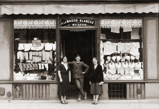Ancien Commerce / Ancienne boutique
A la Maison Blanche
Dentelle bonneterie Laine

https://www.ebay.fr/itm/401069089349

#photoancienne #photographieancienne #vintagepicture #vintagephotography #france #antiquepicture
#polypictures #tiragephoto #frenchphotography #vintage #décorationintérieure  #architectureinterieure #retro #negatif #1930s #30s #1930sfashion #vintagefashion #streetphotography #anciencommerce 
#anciennedevanture #boutiqueancienne
#Arras #dentelle #bonneterie #laine